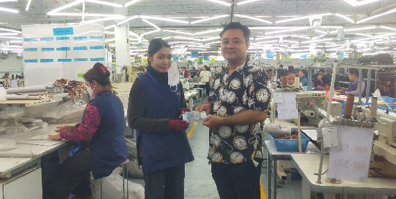 លោក ហ៊ីន ម៉ៃ តំណាងសហជីពទឹកចិត្តកម្មករកម្ពុជា ប្រចាំក្រុមហ៊ុន អេហ្វ អិម អេហ្វ មេនូហ្វេកធើរីង ឯ.ក បានឧបត្ថម្ភទឹកប្រាក់ចំនួន៦៨០,០០០រៀលជូនសមាជិកសហជីពចំនួន១០នាក់